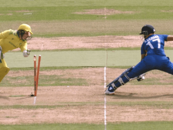 alyssa-healy-removes-bails-with-wrong-glove-in-bizarre-missed-stumping.Click to read full article.