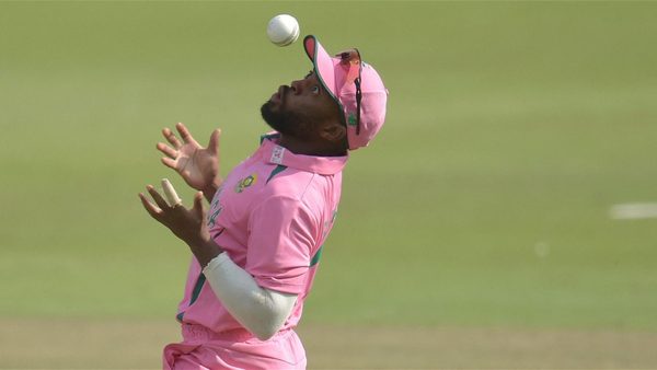 should-pakistan-have-been-awarded-five-penalty-runs-after-the-ball-hit-temba-bavumas-hat.Click to read full article.