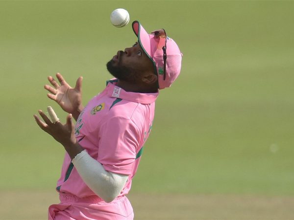 should-pakistan-have-been-awarded-five-penalty-runs-after-the-ball-hit-temba-bavumas-hat.Click to read full article.