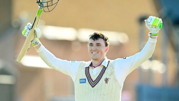 is-laras-record-under-threat-english-batter-starts-third-day-with-a-shot-at-history.Click to read full article.